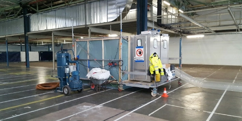 Dekontaminationsschleuse in Lagerhalle – Arbeitssicherheit bei Gefahrstoffen