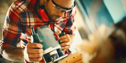 Person mit Gehörschutz an Fräsmaschine – sicheres Arbeiten mit Maschinen