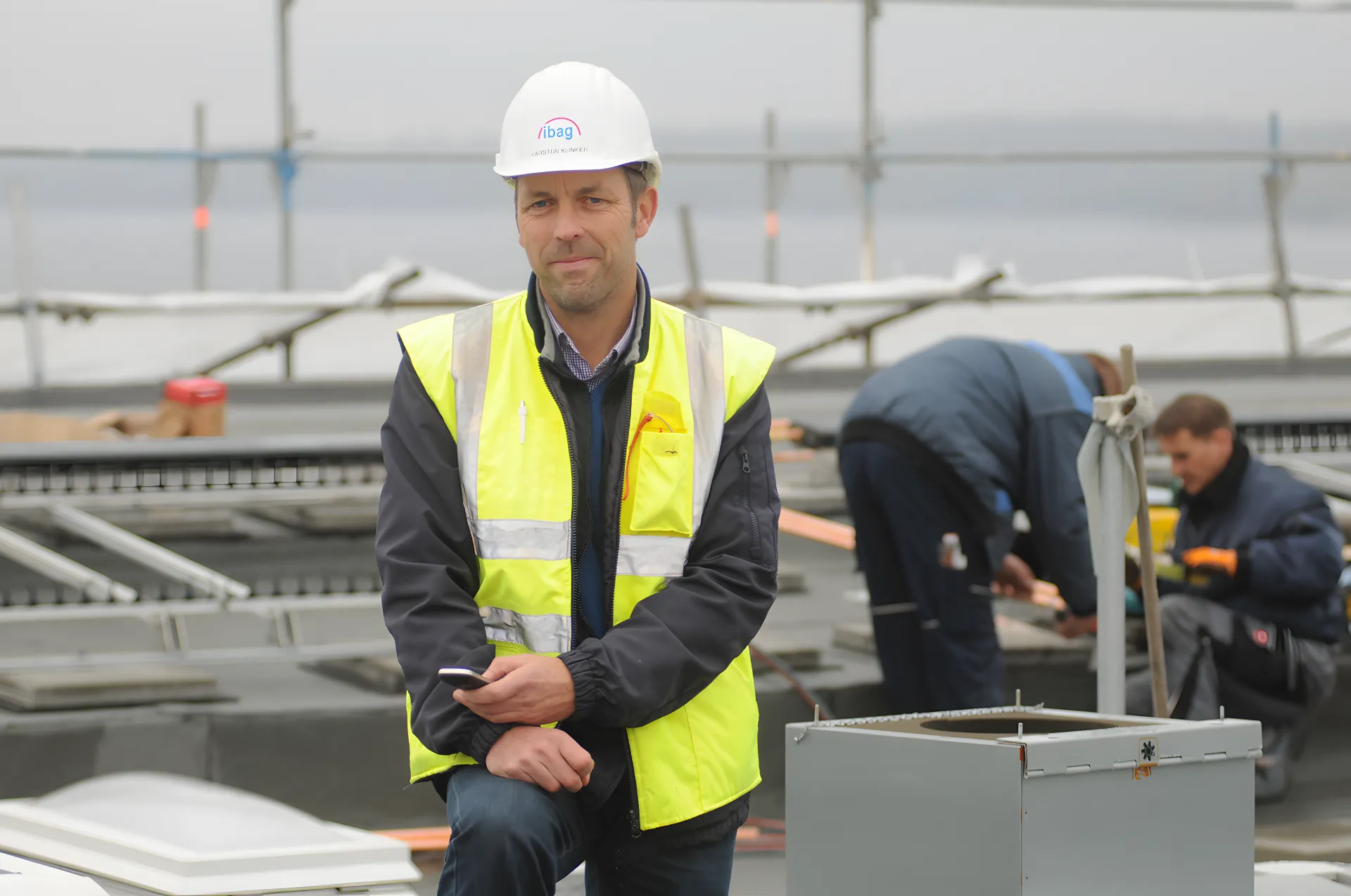Karsten Klinker, Geschäftsführer der IBAG, mit Schutzweste und Helm auf einer Baustelle